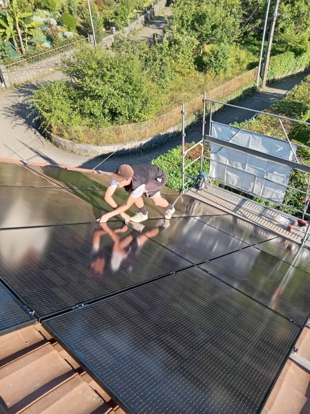 Technicien installant des panneaux photovoltaïques sur toiture en Savoie – BES Systèmes ENR