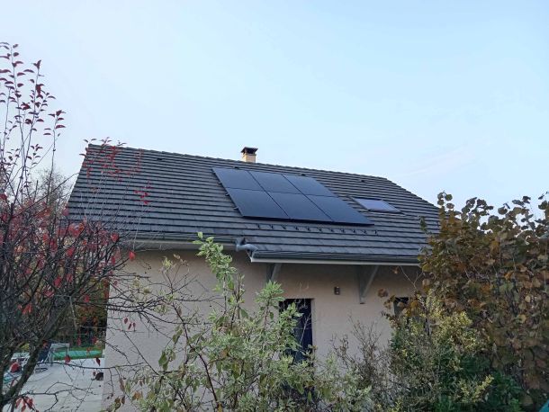 Toiture équipée de panneaux solaires pour autoconsommation en Savoie