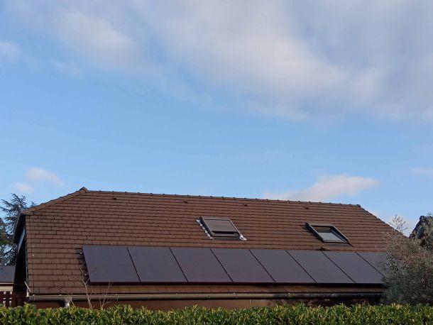 Installation photovoltaïque résidentielle en Savoie avec panneaux solaires sur toiture